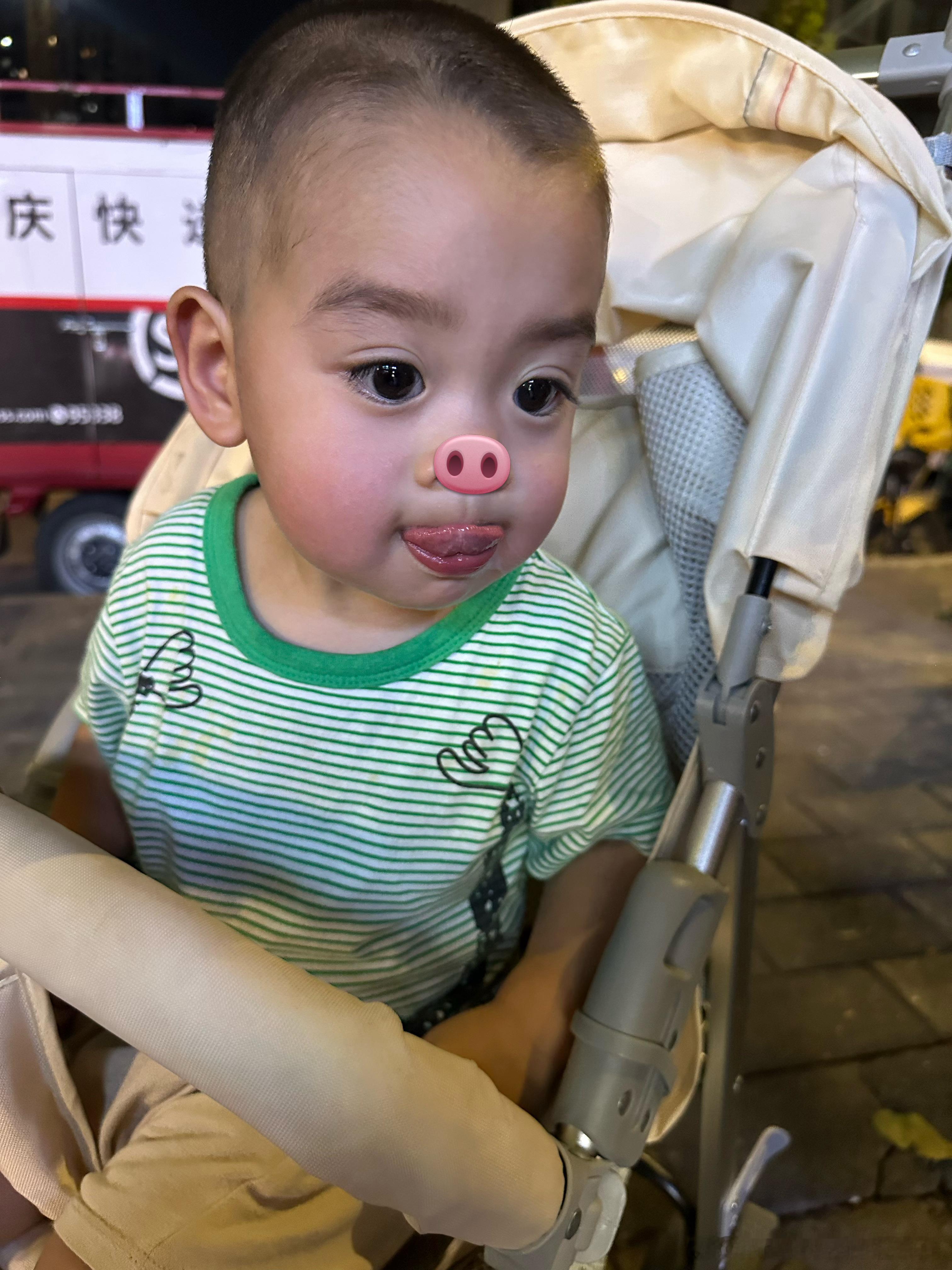 今天又是闷热的一天，幺爸说要吃小布丁，我就去给他买，两根，结账的时候听到“八毛”