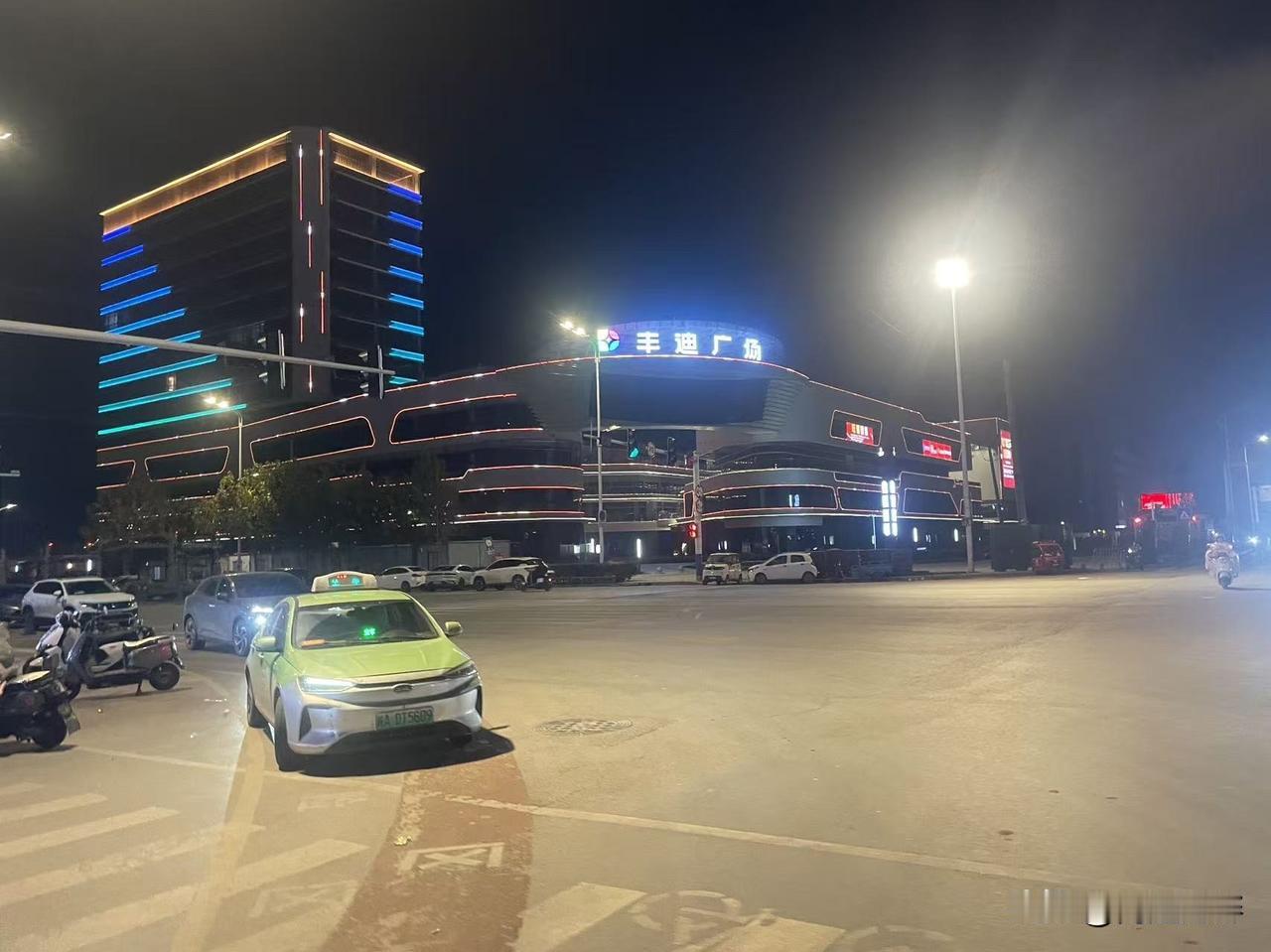 合肥汽车小镇，商业综合体代表，长丰县下塘镇中心
丰迪广场。
镇区常住人口不知道可