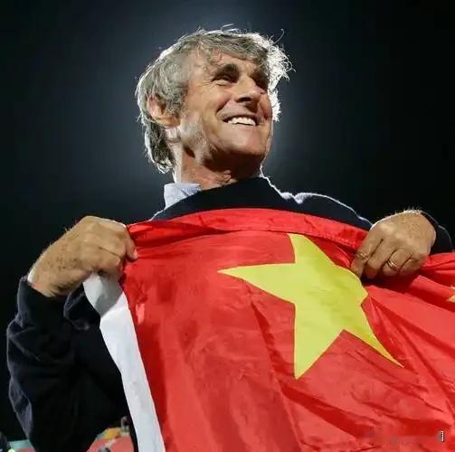 2002世界杯三场全败，球员休息室气氛压抑，所有人垂头不语。米卢没有批评任何人，