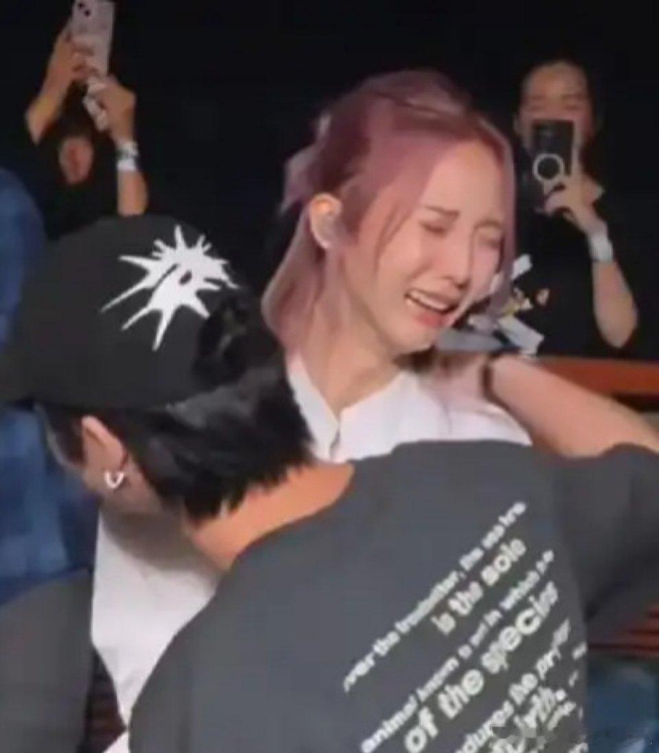 她不是被封  杀了吗？郑乃馨在直播中回应和男友Bright分手，她表示自己很好：