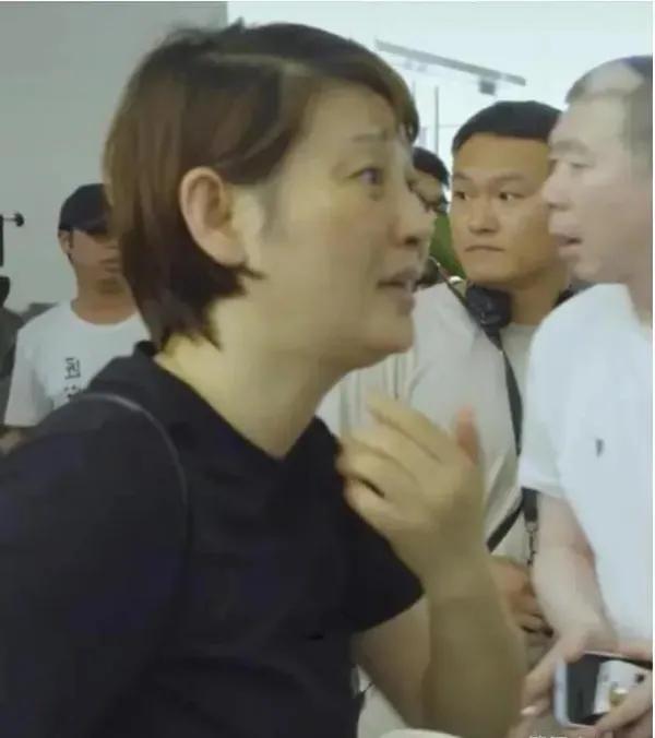 徐帆，今年58岁了，不化妆走在大街上，看不出和菜市场买菜的老太太有什么区别。人们