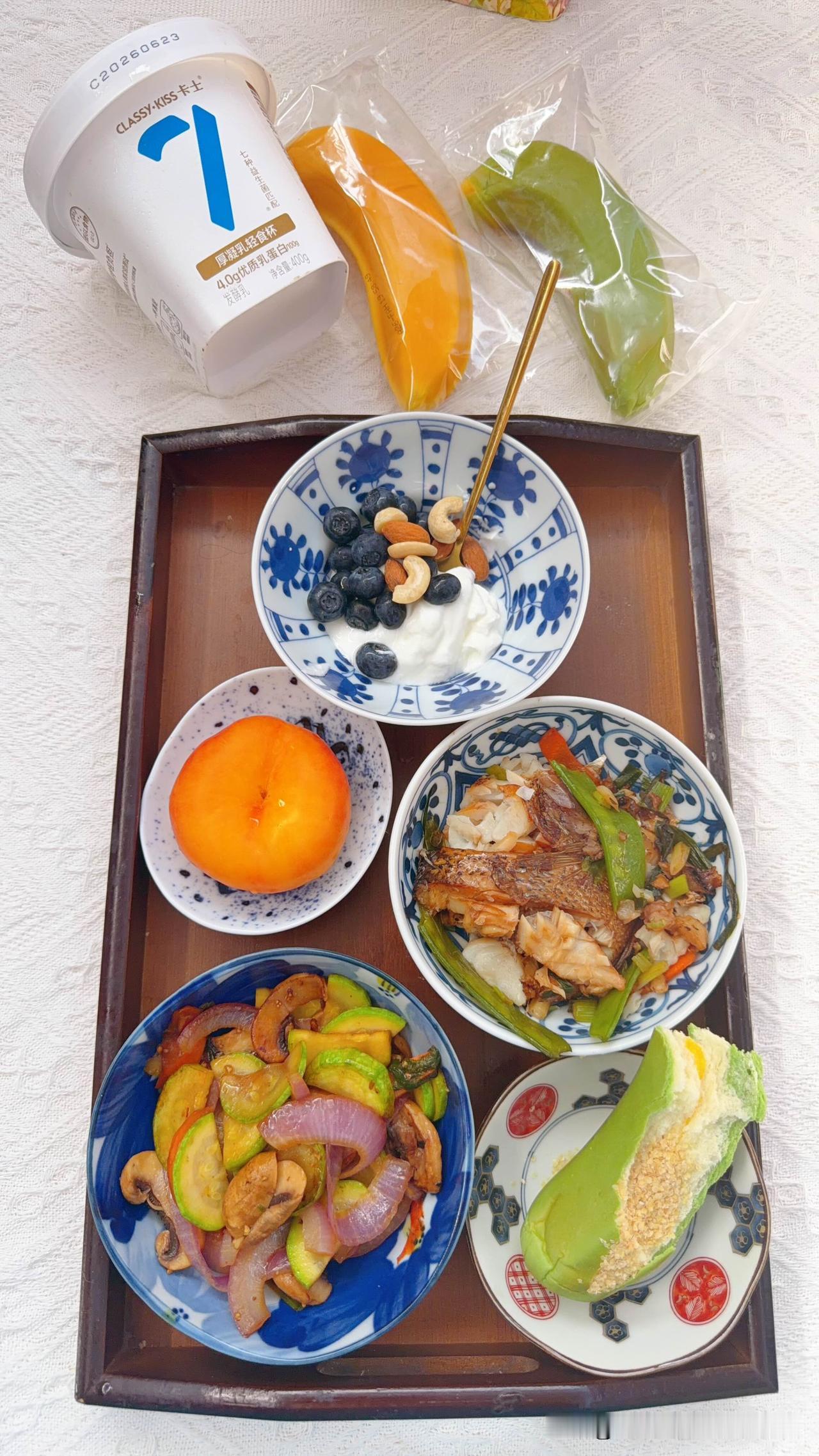 一人食彩虹餐分享，香蕉面包，小麦胚芽，烧鲈鱼，彩虹蔬菜，加餐黄金蟠桃，无糖酸奶蓝
