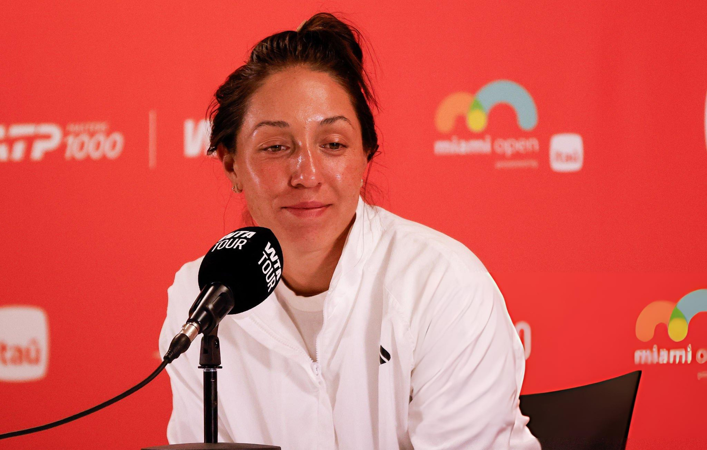 看起来好乖的一只我们杰西卡皮巴拉，凌乱的发型下是无法被拒绝做签的一张脸 