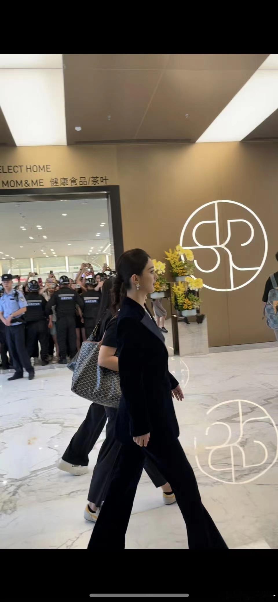#赵丽颖高定西装套装##赵丽颖西装好A#赵丽颖西装进场好A，爱了爱了 ​​​