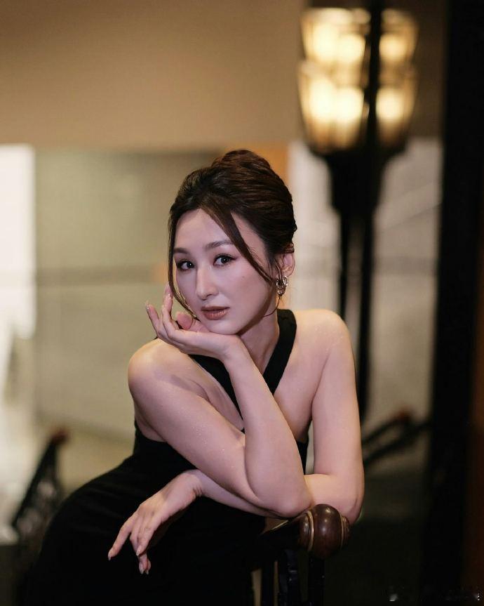 #高海宁 没有男人不行吗# 高海宁直播被粉丝催婚，霸气回应：“为什么人人都问我什