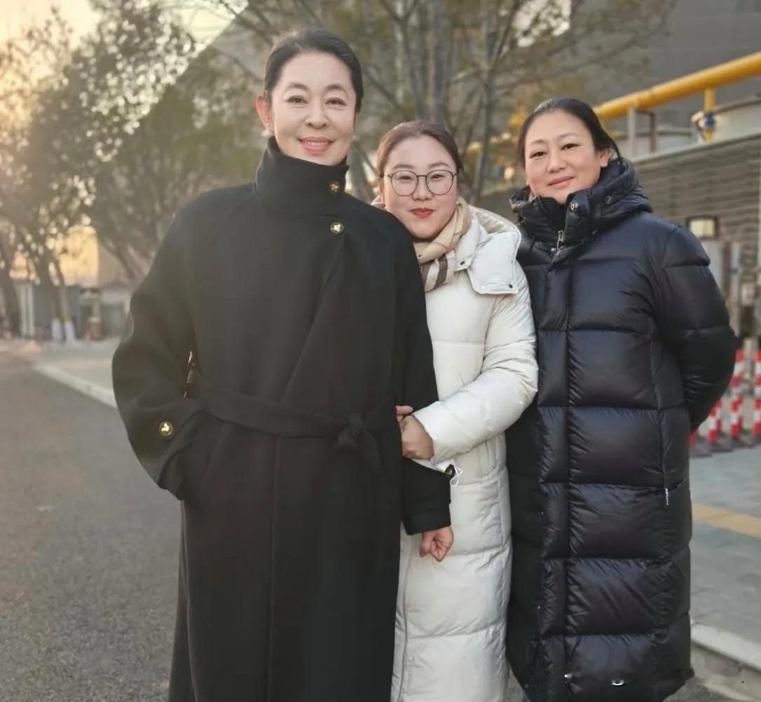 倪萍怎么突然变得这么年轻了，感觉一夜回春了，就算有美颜滤镜成分，但更多的是她瘦了