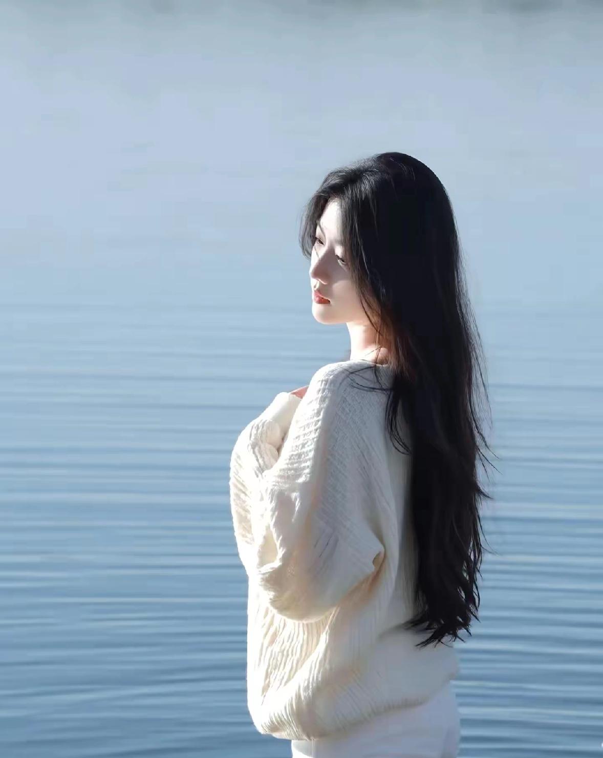 湖边少女，温柔时光，静享美好。飘飘欲仙的美女