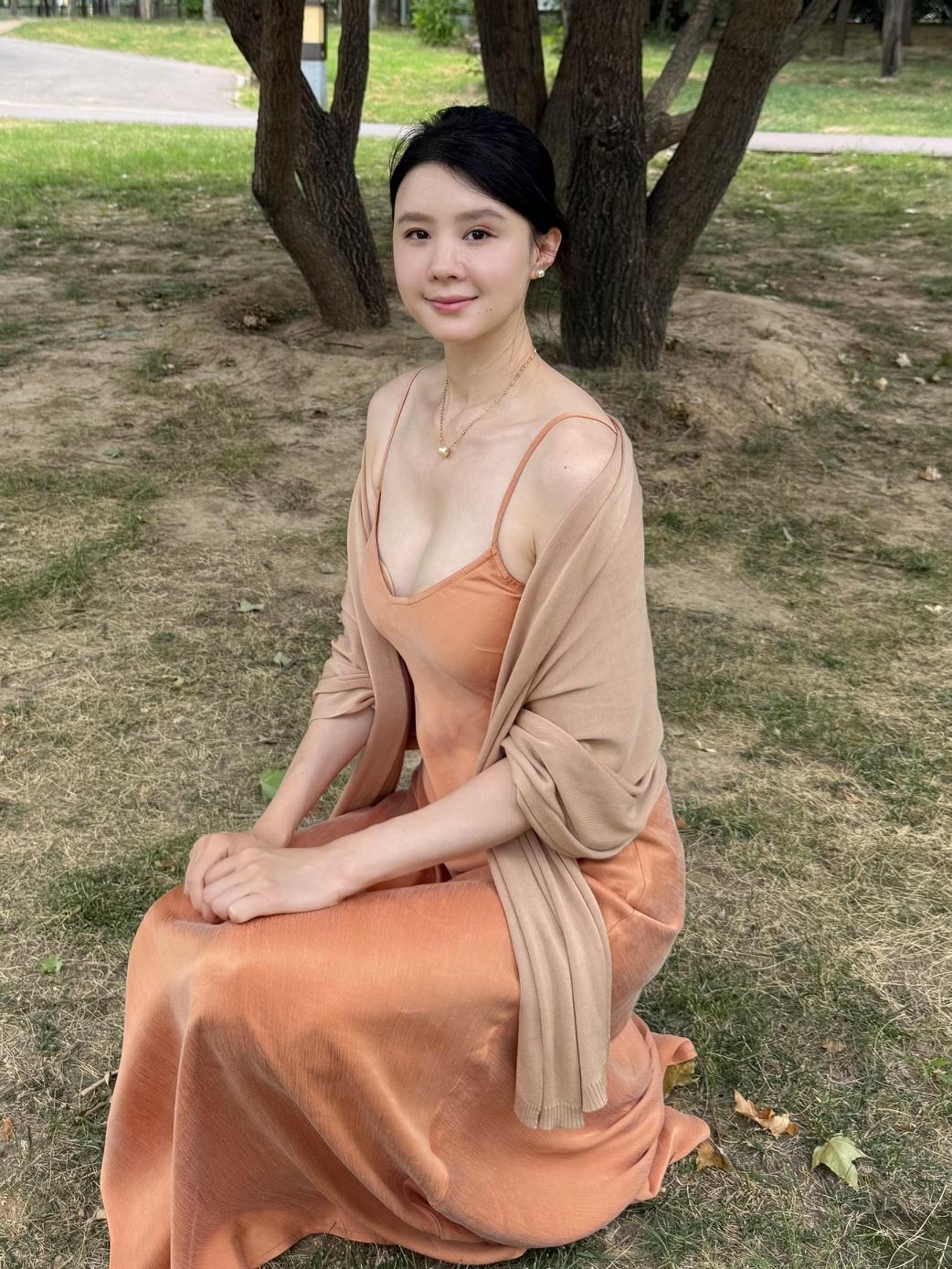 这才是30+女性该有的样子啊！
它不讨好、不喧哗，
只是安静地衬托出穿着者自身的