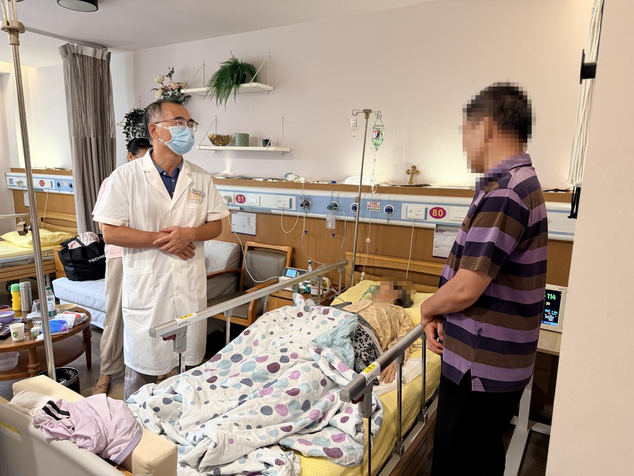 最后的告别

昨天下午5点半，快下班了。我和几位医生一起去安宁疗护科看望一位即将