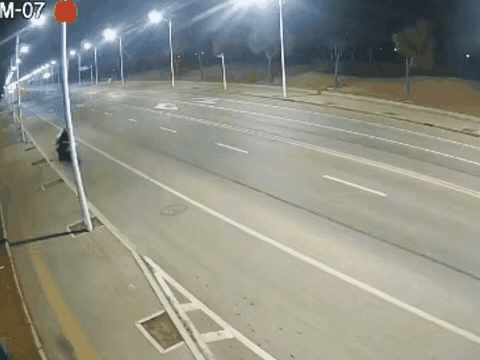 大爷这是侥幸呢？还是真有点功夫呢？本来大爷开个电三轮儿在违章逆行，还要再违章拐上