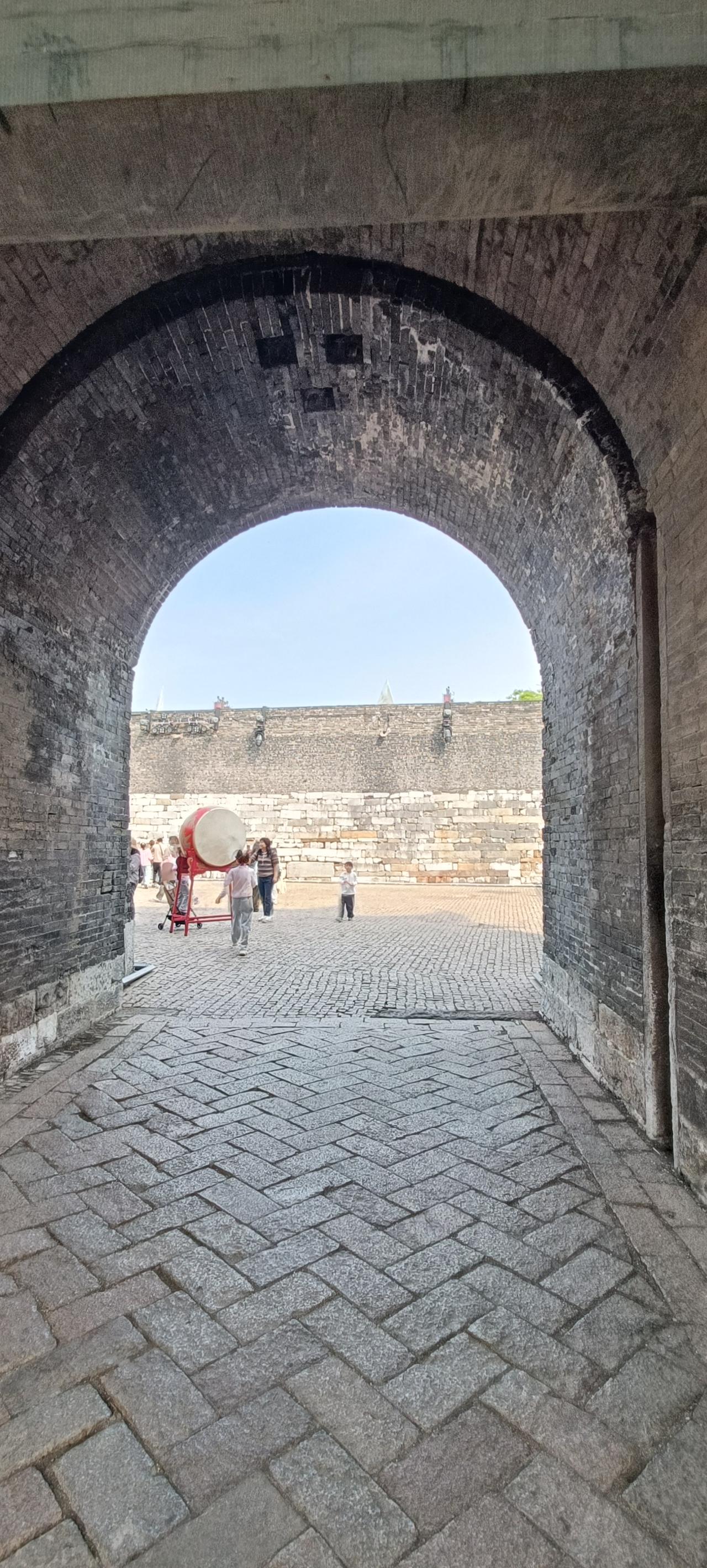 穿越时光的砖石隧道，探秘古老城墙的神秘魅力。
上联:古道西风瘦马，
下联:夕阳西