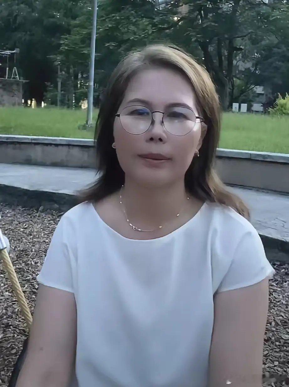 小玥儿乖巧懂事的让人欣慰。小杨阿姨直播，谈到小玥儿，小杨阿姨一脸的欣慰。小杨阿姨
