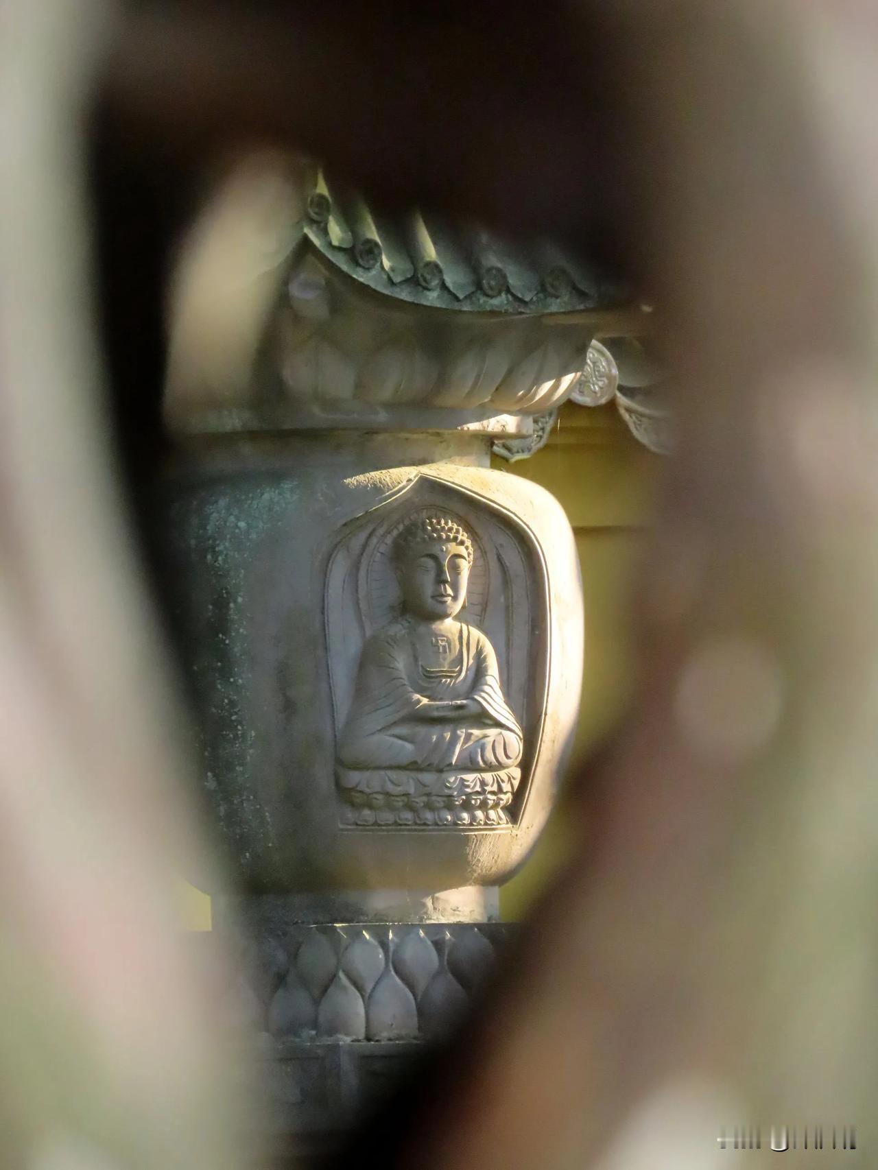 宁静的佛陀雕像，透过岁月的痕迹，传递内心的平和。
阿育王寺