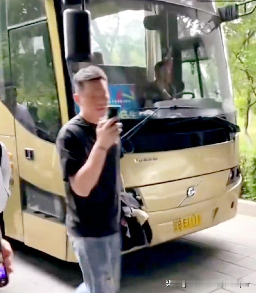 朱芳雨带队来到辽宁体育馆踩场，又拿出手手机拍辽宁球迷，杜锋被声势浩大的欢迎口号逗