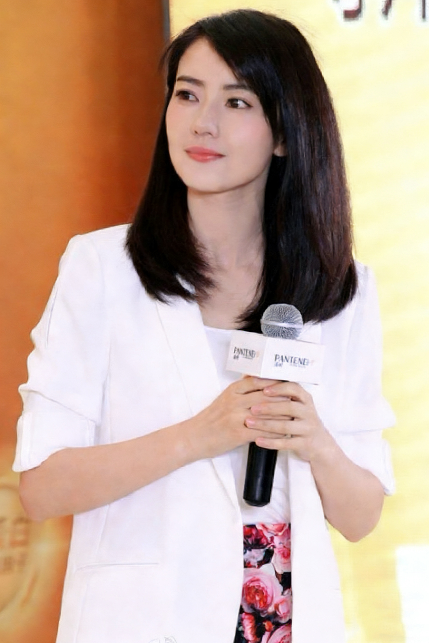 这一身造型尽显温婉大气，纯白西装外套简约利落，内搭的印花下装又添了几分柔美，刚柔