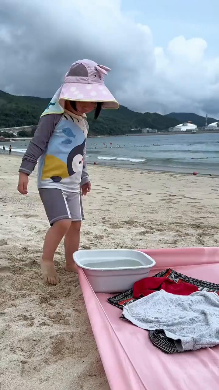 人怎么能聪明成这样？每次来沙滩脚都沾满沙子，踩的野餐垫脏兮兮没办法休息，于是直接