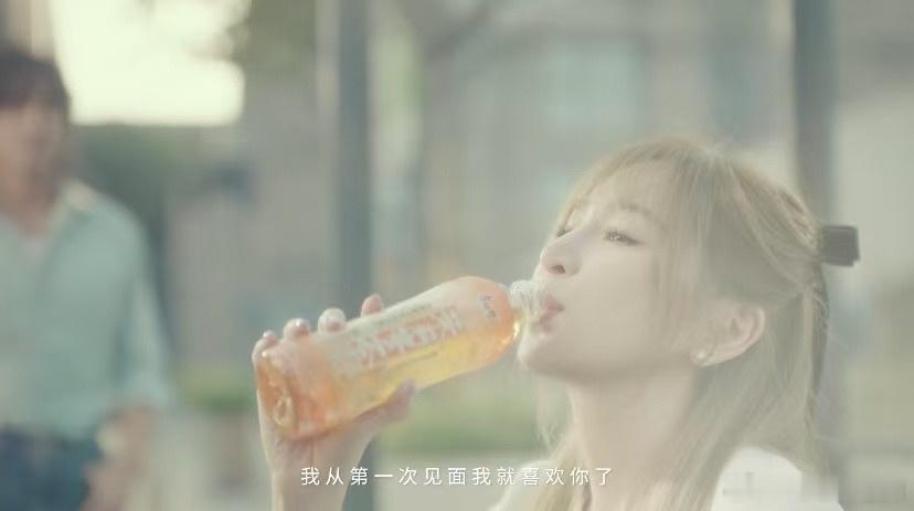 其实相遇就是最小单位的奇迹 茉莉的清香悄然漫过剧中三次相遇，每一次擦肩都似命运伏