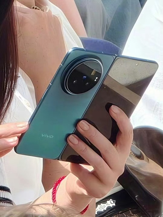 vivo X Fold6真机颜色设计的挺高级的，就是镜头凸起的有点儿高。天玑95
