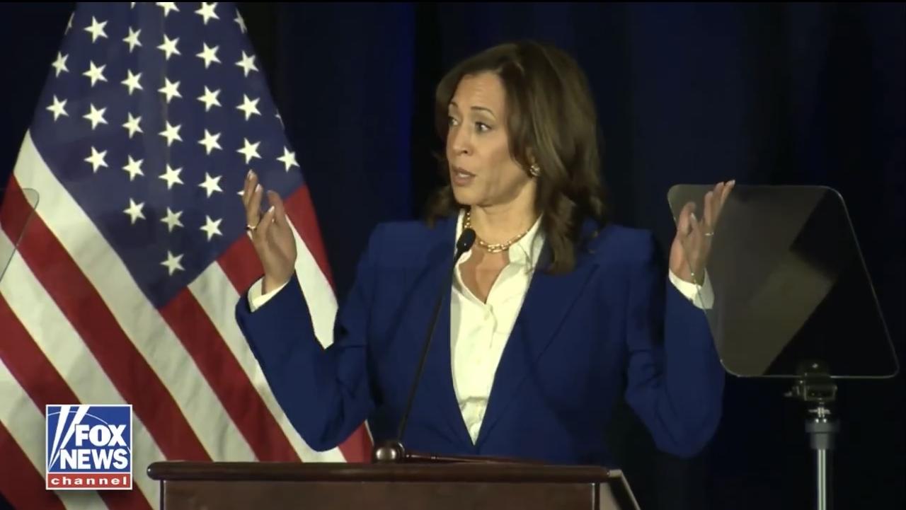 美国前副总统哈里斯谈特朗普总统：“我们都知道，在他的领导下，物价上涨，通货膨胀加