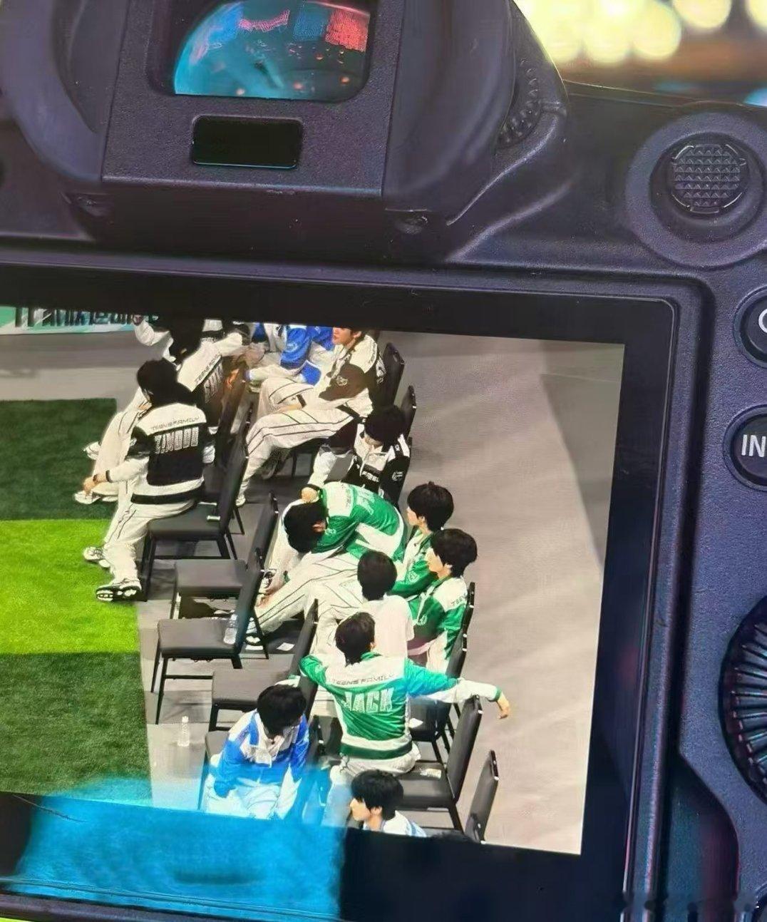 王橹杰又胃痛了 王橹杰又胃痛了，一直捂着肚子