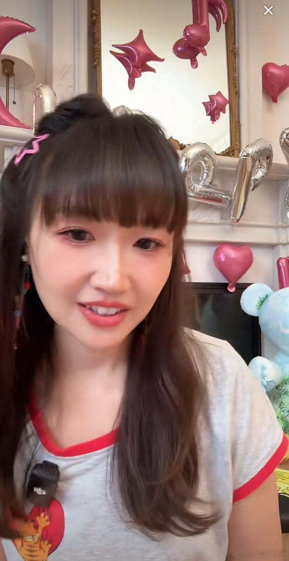 刷到麦琳直播，她是真的瘦了好多诶，没开美颜脸这么小[傻眼] ​​​