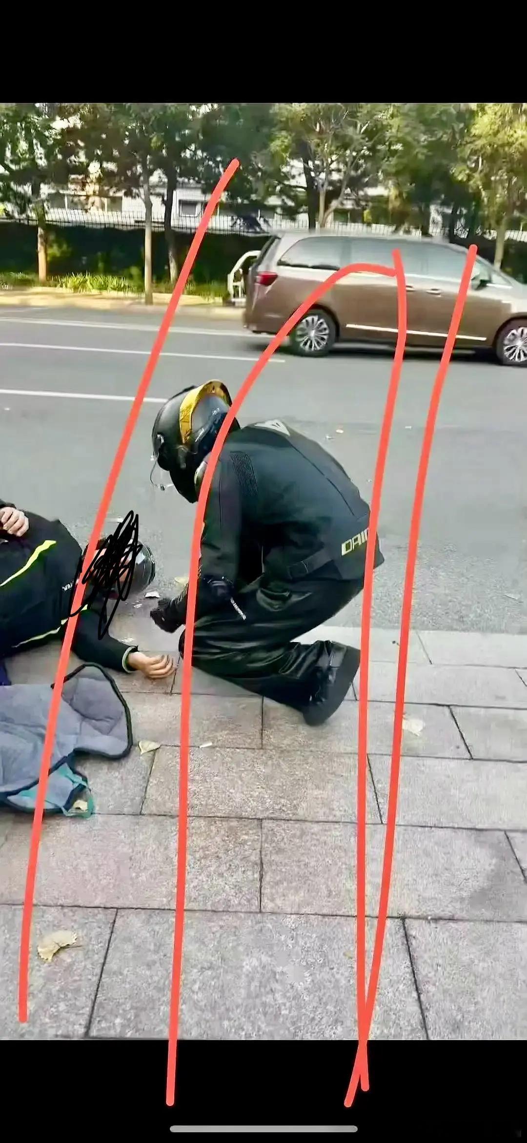 有个明星好像开车创人了 左航 撞人 ​​​