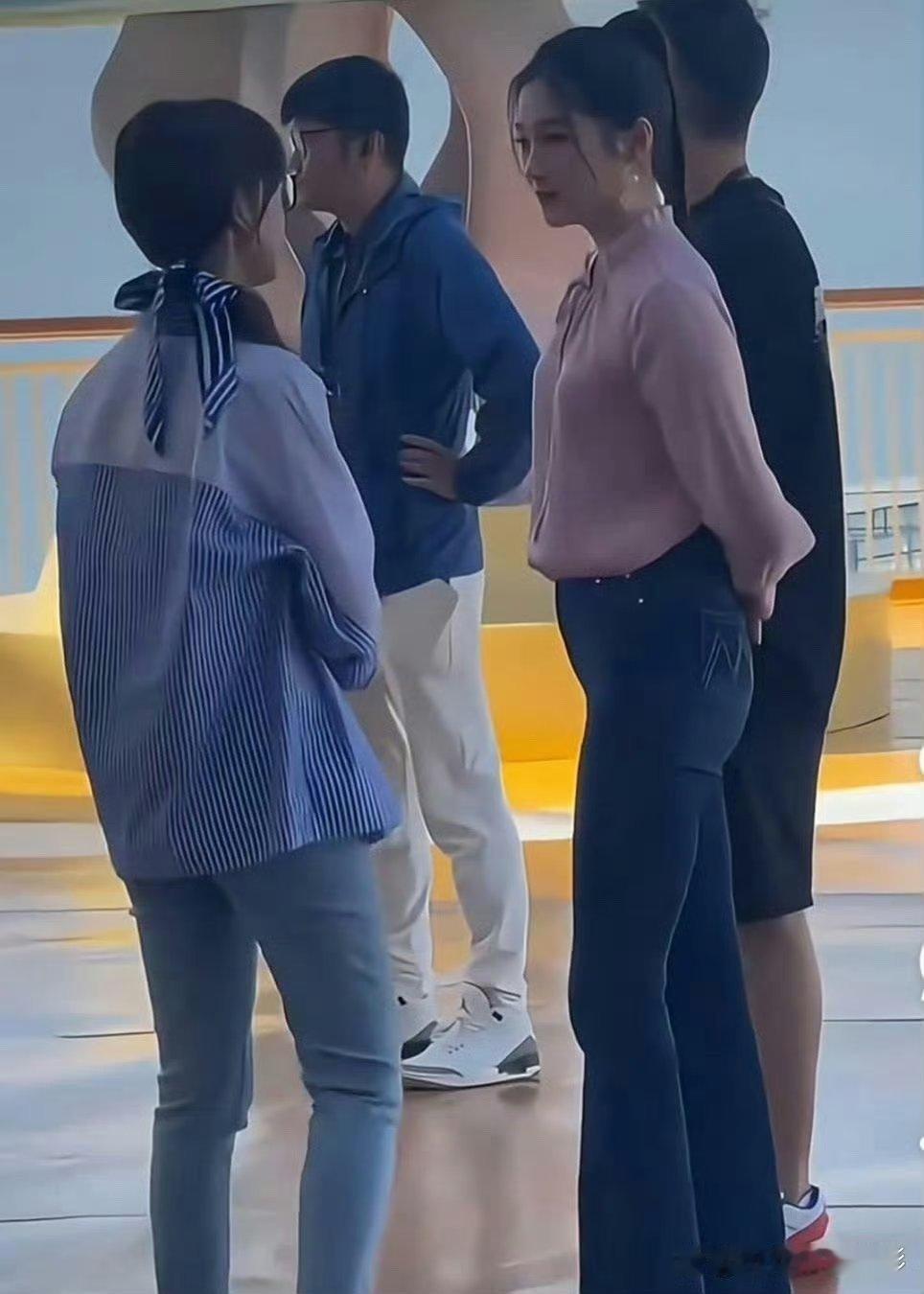 不是吧，关晓彤这个身材真的没人发现吗？这逆天的大长腿如果不是旁边的女生，还以为开