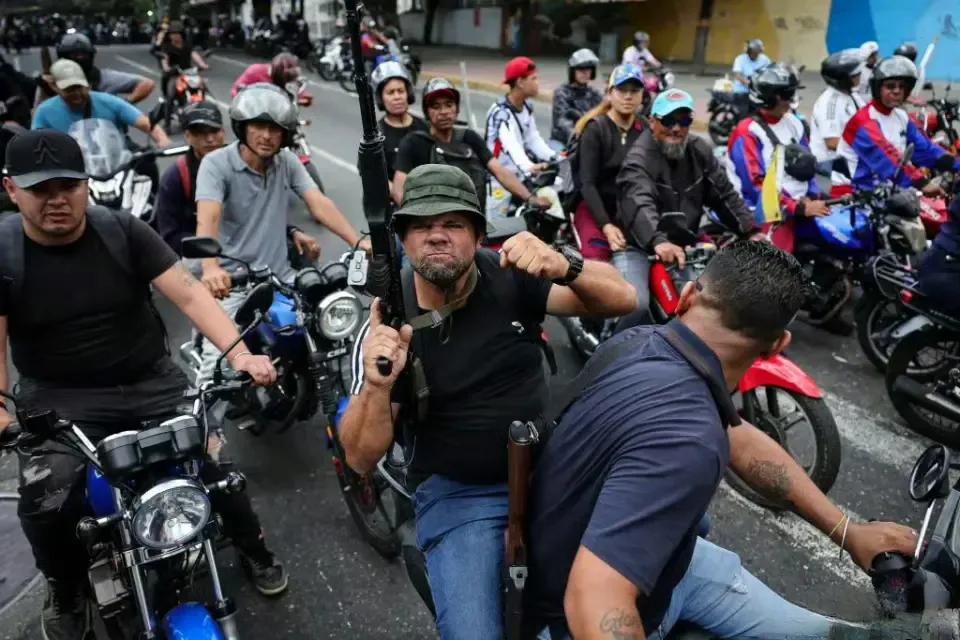 马杜罗还是有很多支持者！委内瑞拉街头出现好多摩托党，轰鸣着穿梭在加拉加斯的街道上