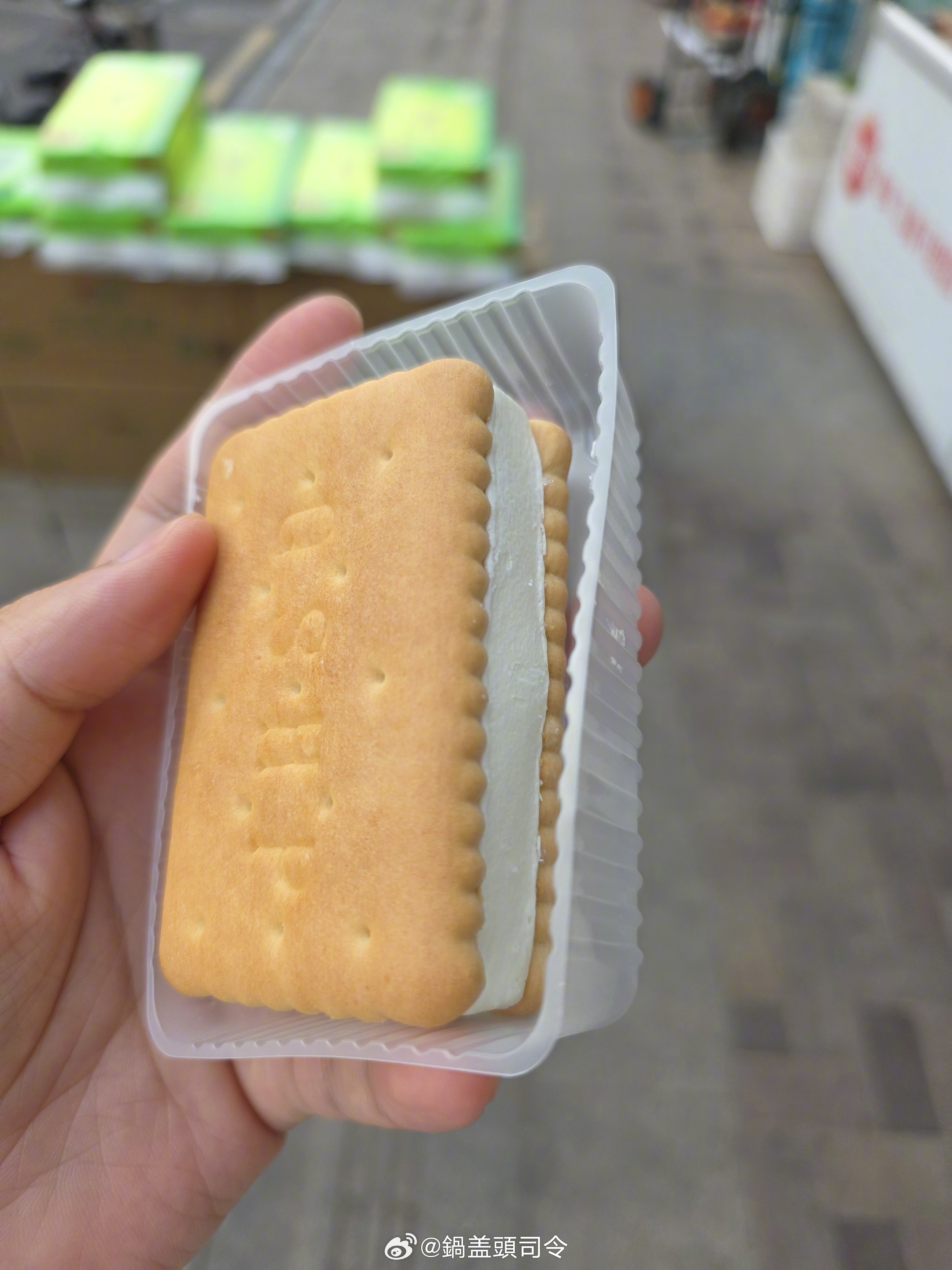 在青岛人尽皆知的饼干，出冰激凌版本了，很不错！好吃！来青岛必须尝尝！其实青食饼干