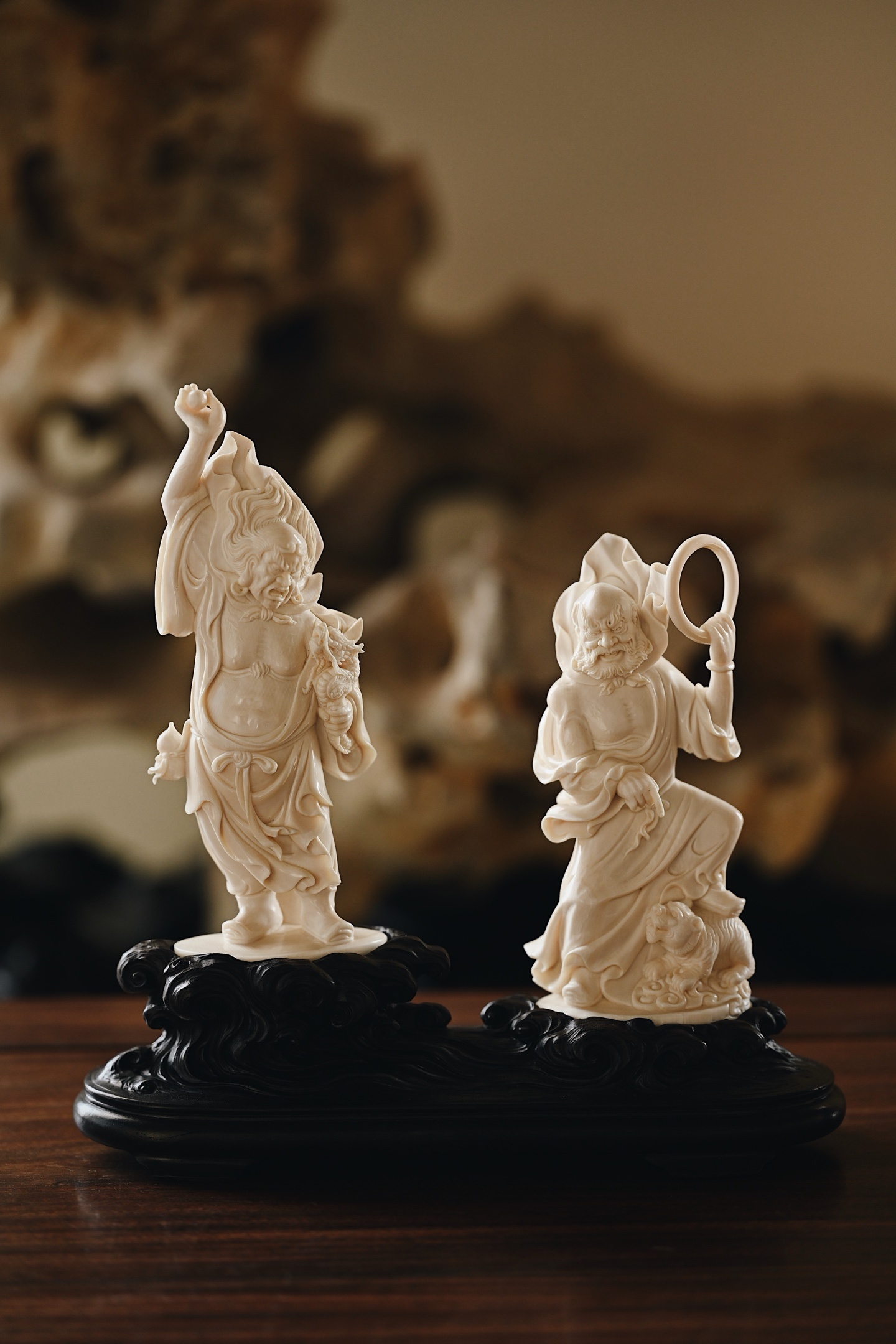 猛犸 | 降龙、伏虎 罗汉伏虎罗汉双目圆睁，引首远望，老虎威猛无比；降龙罗汉衣纹