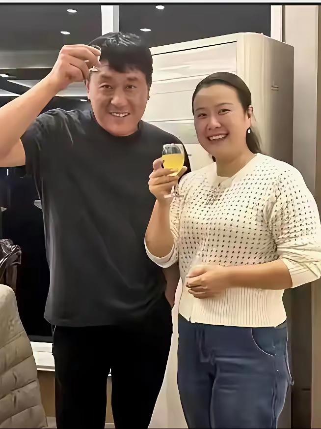 何冰与美女同框照
你们认识吗？
她体型很胖，属于微胖型的美女，她拿着酒杯，喝着香