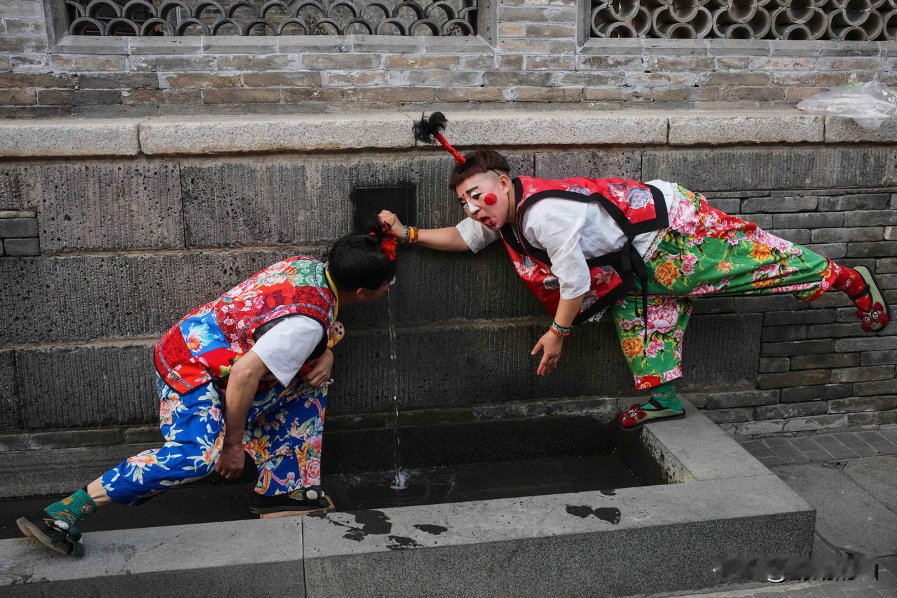 大同古城街巷里，一捧清泉，两个活宝，把老大同的烟火气演成了鲜活的市井画。
花布衫