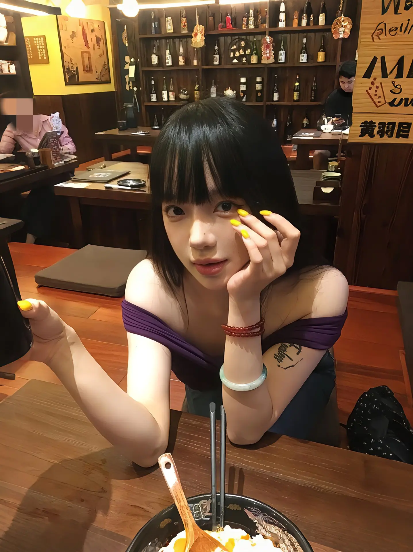 我总会买新衣服穿 买化妆品 做新美甲 买小蛋糕 我想吃什么就买什么 我...