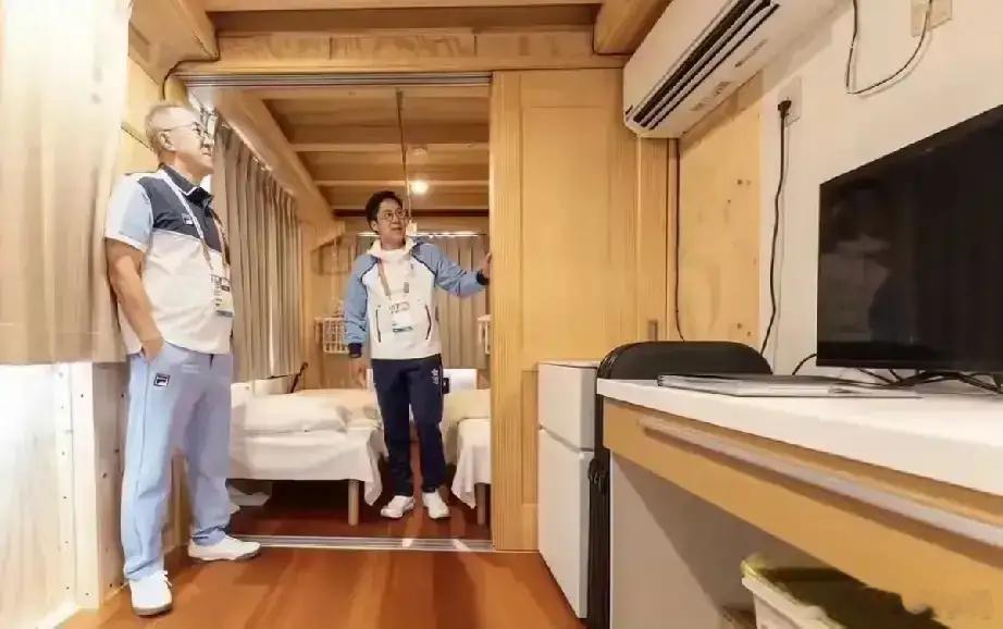 名古屋亚运会开幕，霍启刚的现身方式太接地气！独自推着两大箱行李走出机场，没有保镖