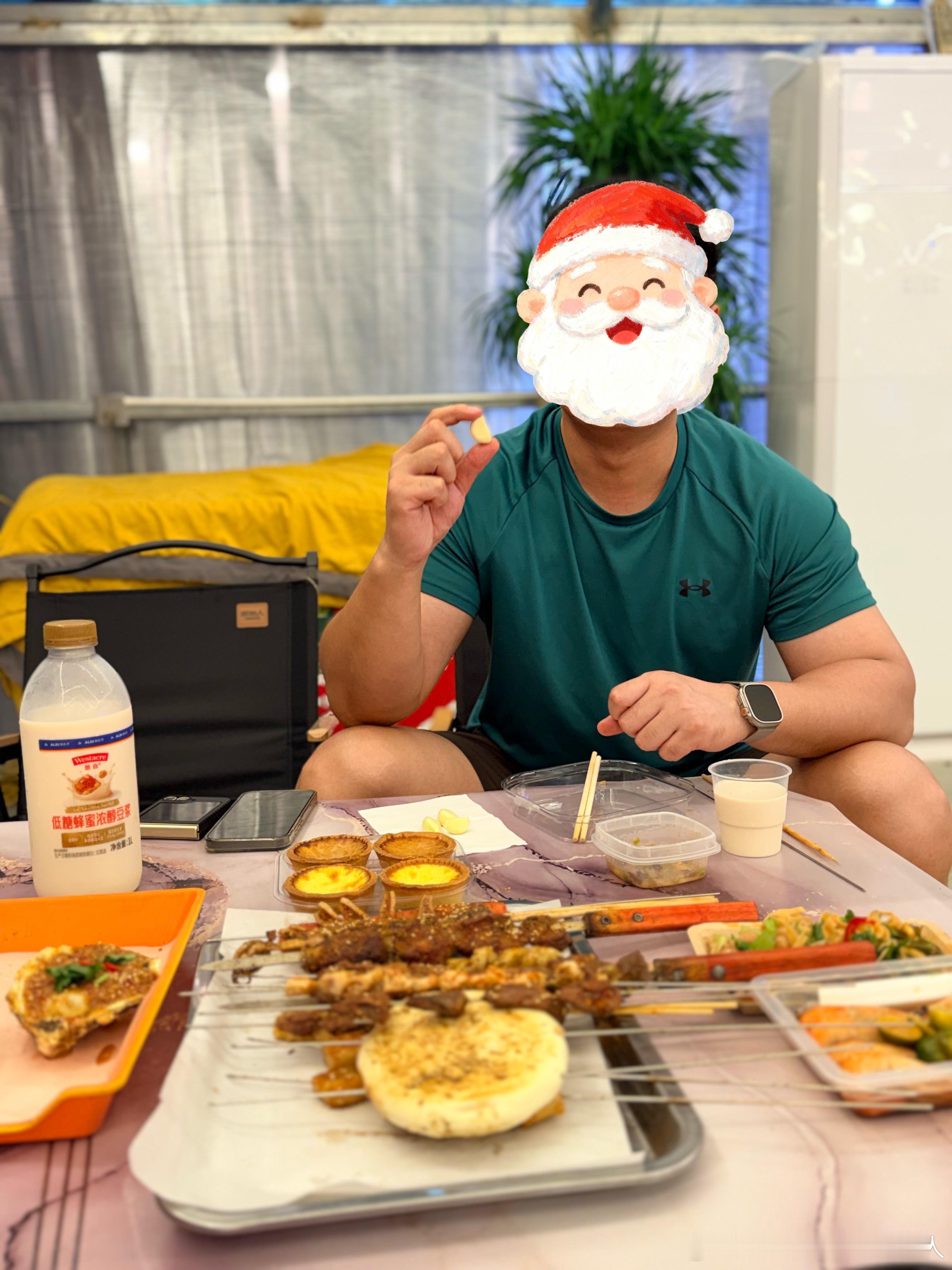 路边的烧烤店原来搬到楼顶去了，嗨起来！[嘻嘻] ​​​