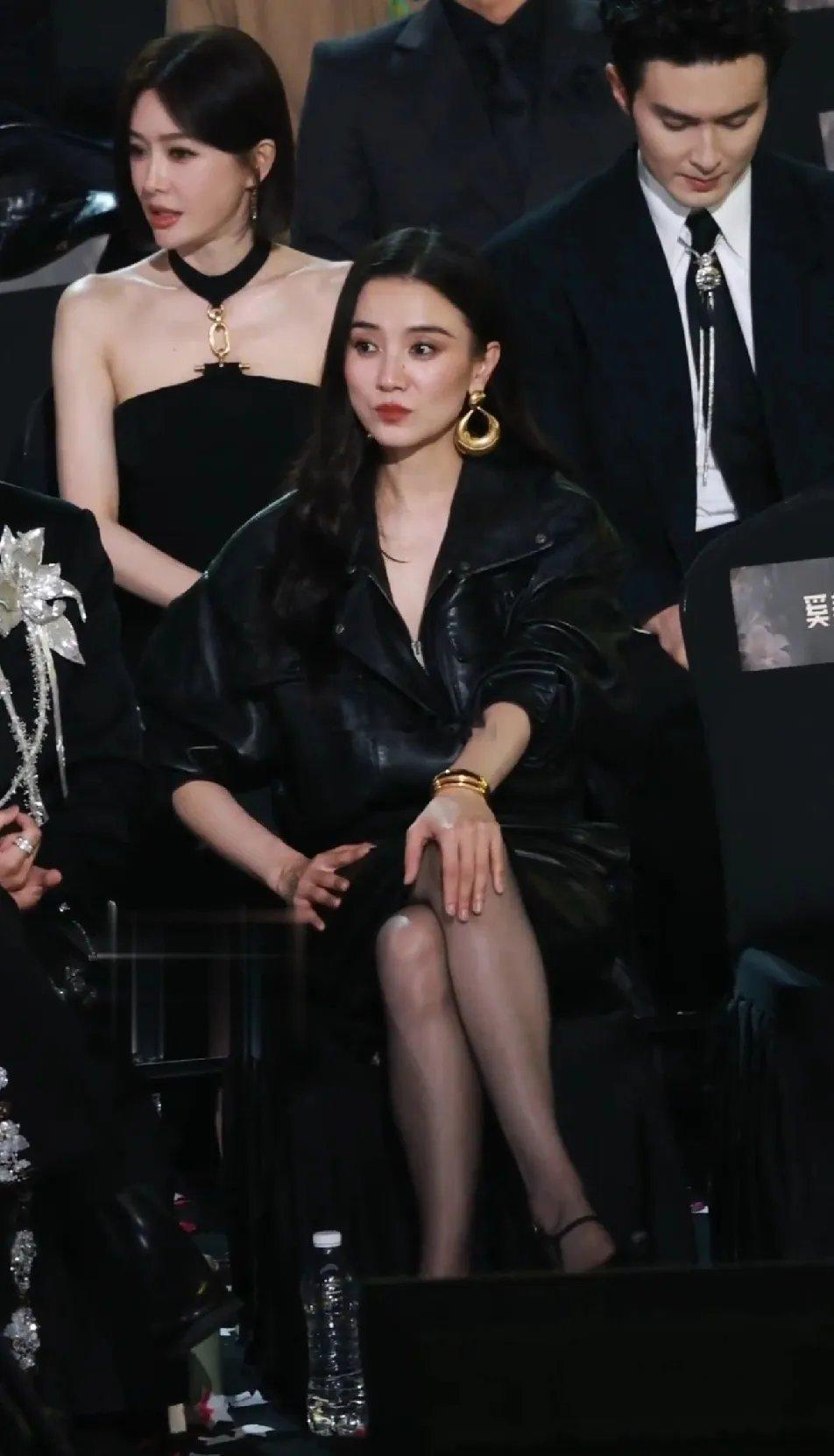 秦岚其实比坐在前头的宋佳还大一岁，但能明显看出她在保养上更下功夫。同样的打光和滤