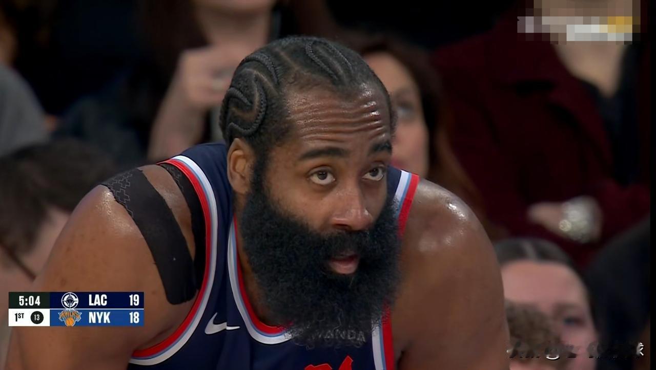 我忍不住要怒赞快船巨星哈登的得分爆炸力！在今天进行的快船和尼克斯的比赛中，目前双