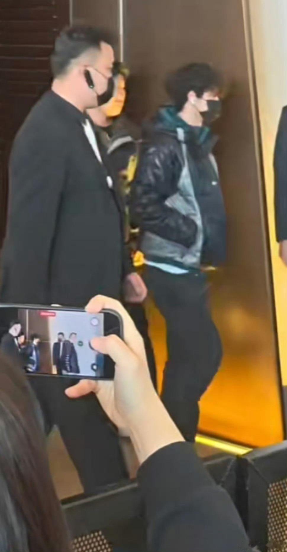 王一博探索新境2发布会上班路透