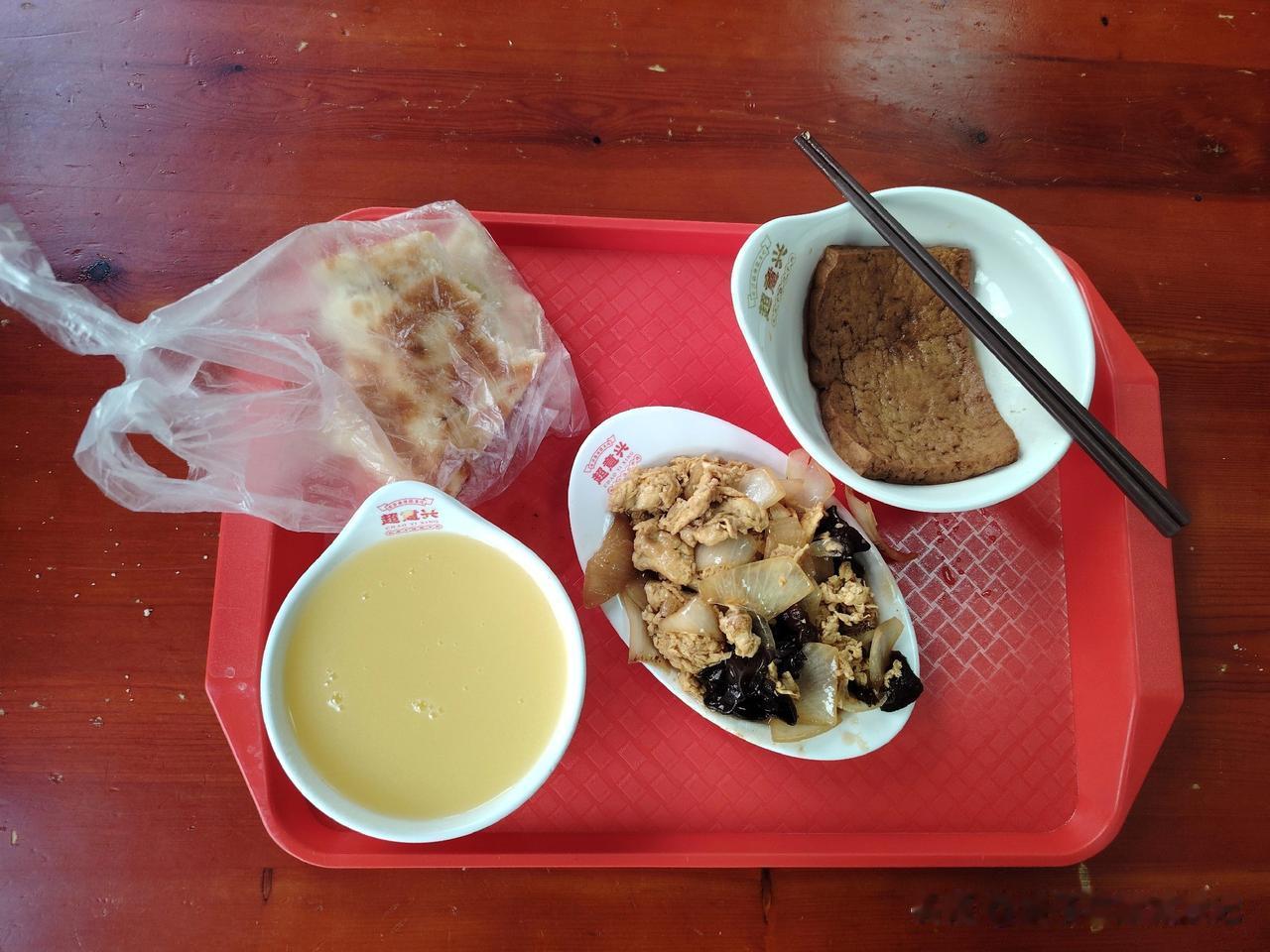 去济南火车站，别错过老济南名吃超意兴快餐店。我上次去，花 2 元买了油饼，外酥里