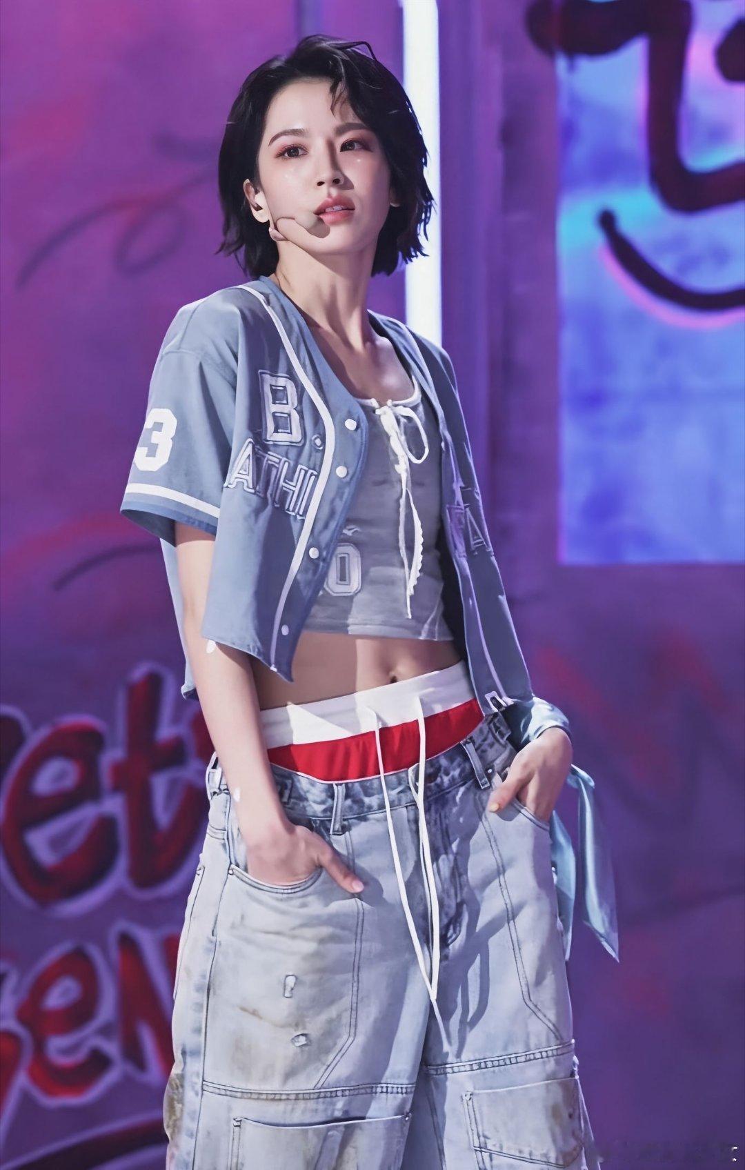 曾沛慈身高高高的气势弱弱的身形高挑亮眼，性格却温顺软萌，同框孟佳王霏霏乖巧乖巧，