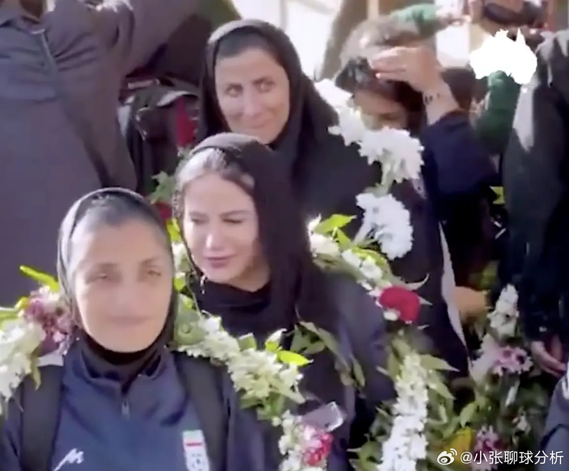 仍有2人留澳洲！伊朗女足回国后集体亮相：微笑与官员合影 戴花环3月18日晚间，伊
