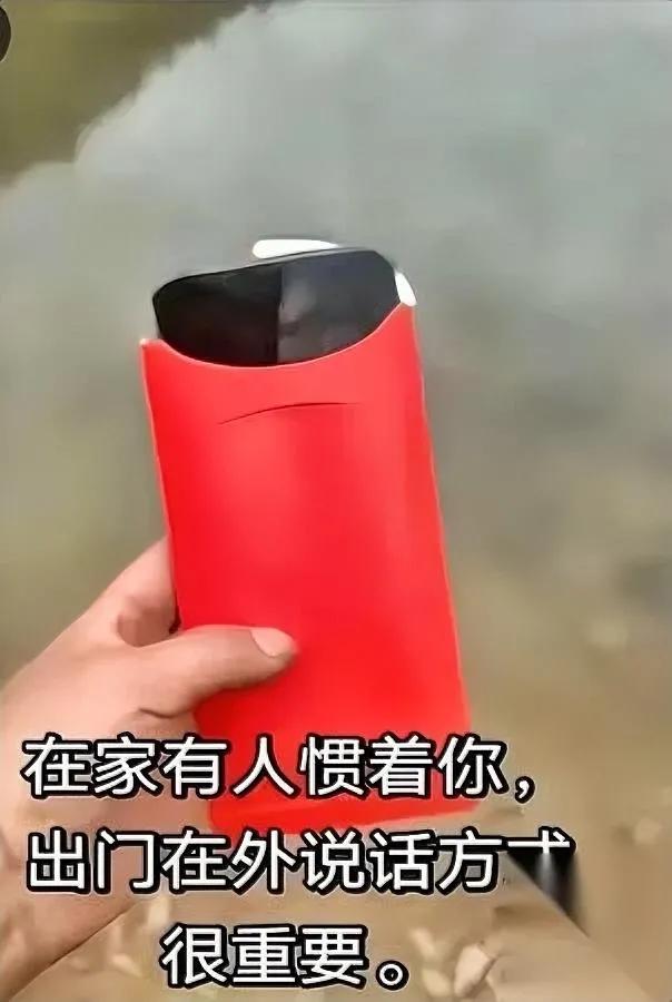 大爷捡手机被威胁

下一秒做法让人意外

大爷在卫生间捡到手机，本想等失主来电归