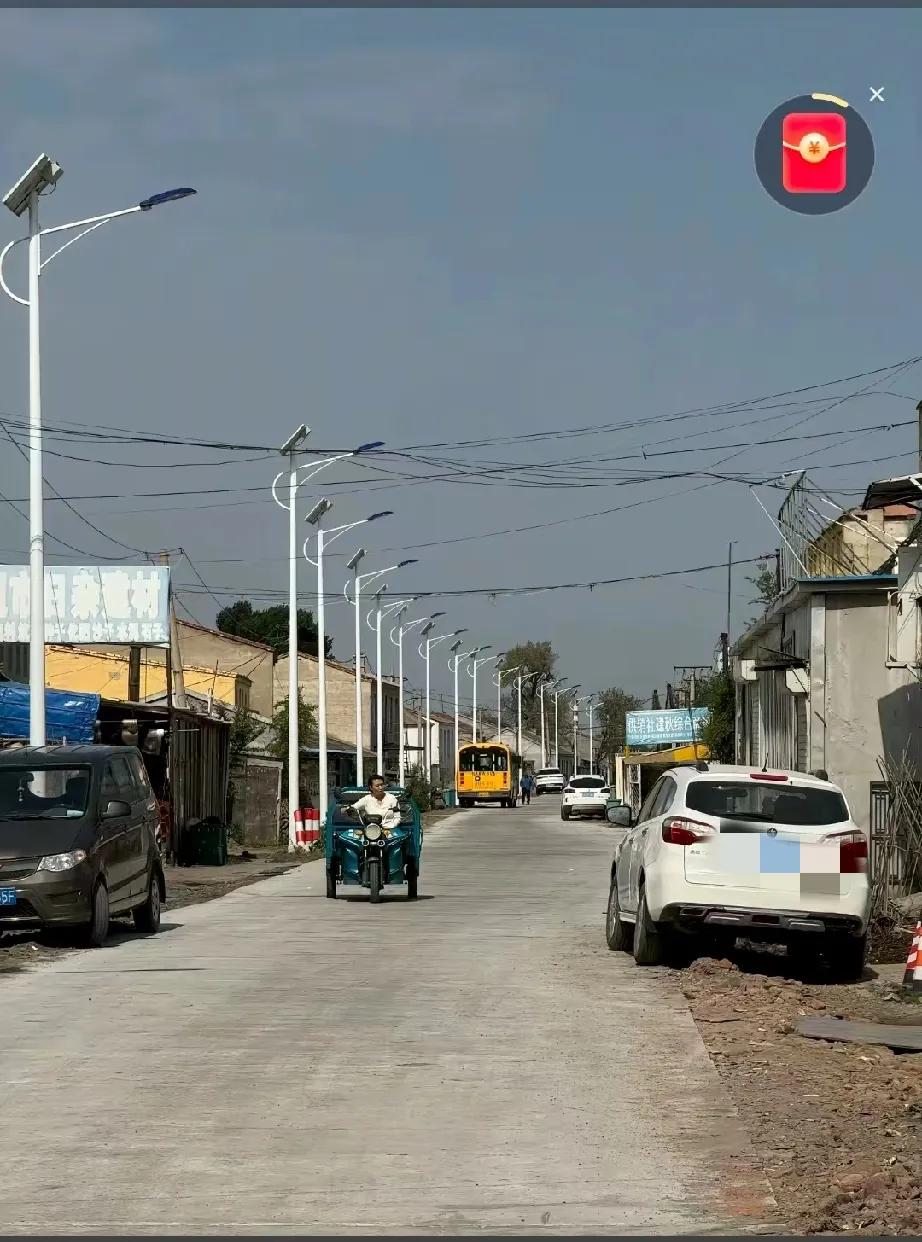 这么密集的路灯也是第一次见，要么村里比较富，要么镇上给的待遇好，不然一个普通的村
