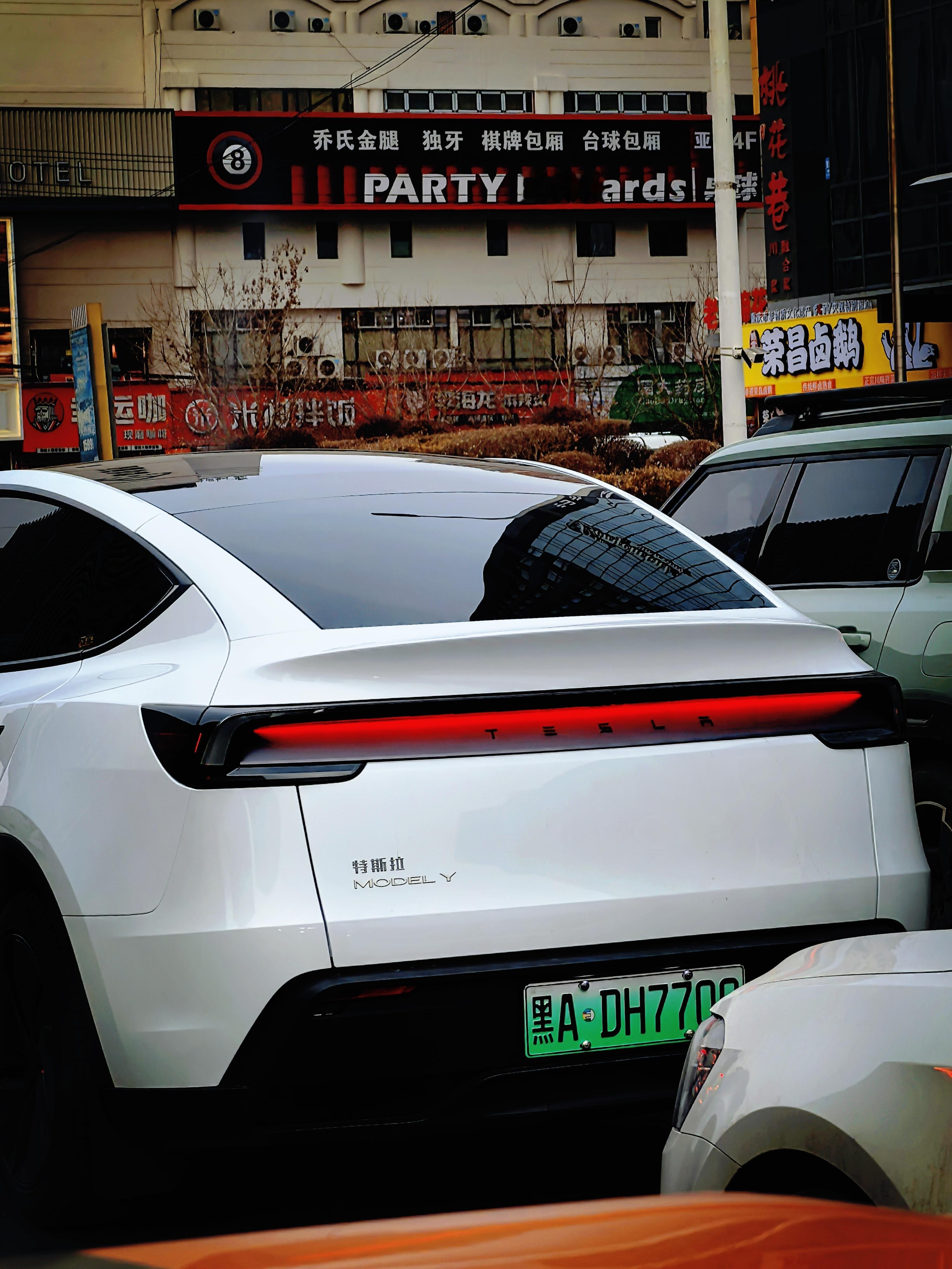 虽然现在很多高科技尾灯，还能整出各种图案，但是路上这台特斯拉的尾灯看起来却更有设