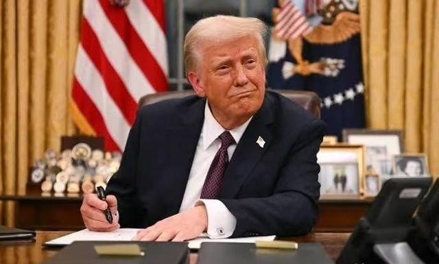 为了美国30万亿债务问题，特朗普绞尽脑汁交出一个“天才”办法，500万美元一张美