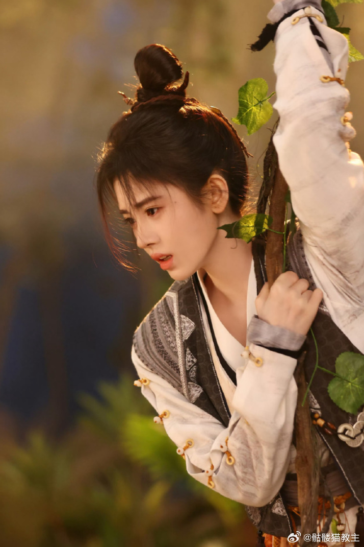 千香鞠婧祎演技 千香上线首日热度表现亮眼，鞠婧祎有着稳定的扛剧实力，活泼鲜活的表