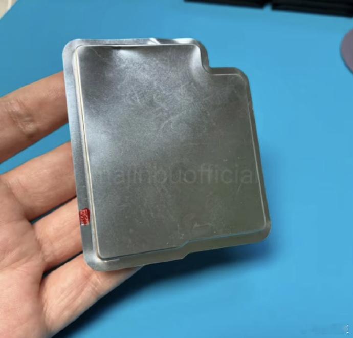 iPhone17Air电池曝光iPhone17Air实机电池的照片遭曝光，电池采