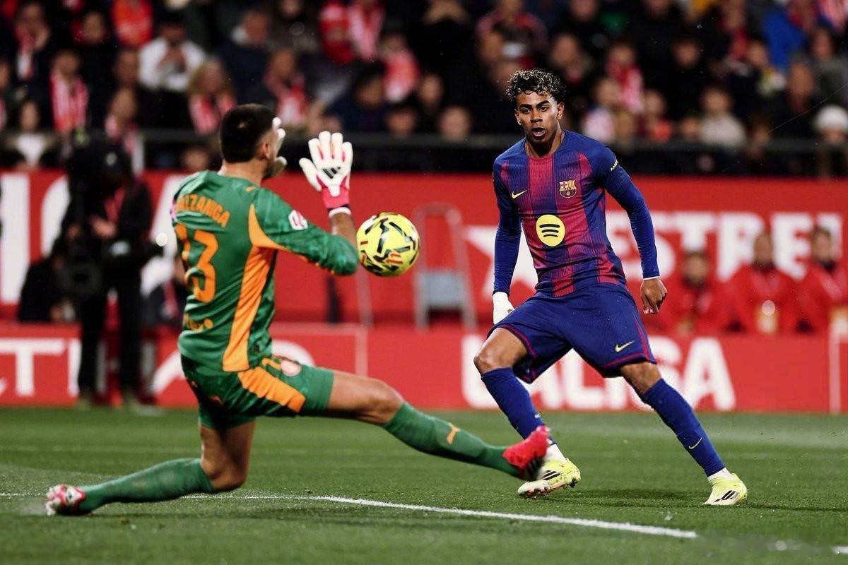 “皇马球迷，过年了”。西甲第24轮，巴萨1-2遭赫罗纳逆转。巴萨结束10轮领跑，