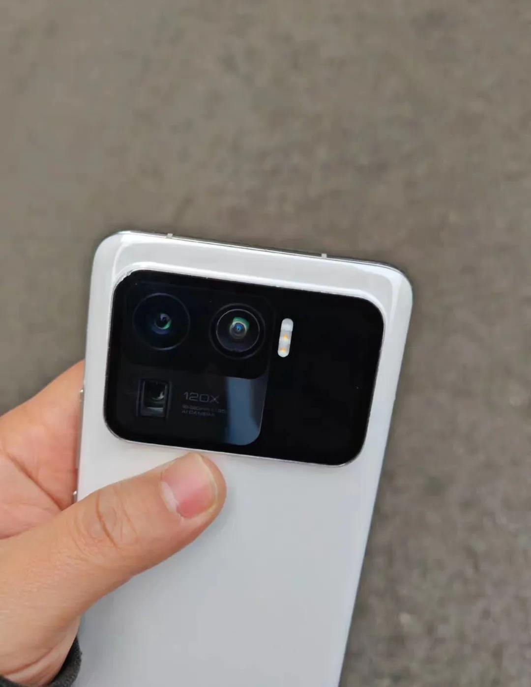 小米11Uitra，参数配置都给足了，摄像在徕卡的加持下，妥妥的第一梯队，但是它