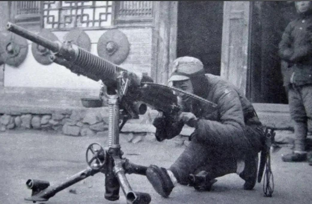 1943年，八路军缴获两挺机枪，却苦于没子弹，就在战士们一筹莫展之时，一个农民赶